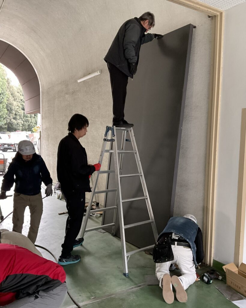 フロアヒンジ 交換の様子。扉を取り外すした際の画像。