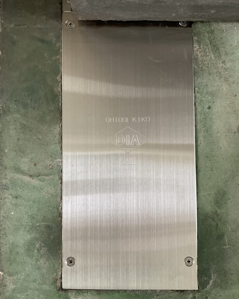 大鳥機工株式会社 DIAMOND 544K。 フロアヒンジ 交換完了後(設置後の様子)の画像