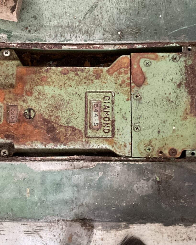 フロアヒンジ 交換前の様子。大鳥機工株式会社のフロアヒンジ。 DIAMOND 544Sから現行品番のDIAMOND 544Kへの交換。